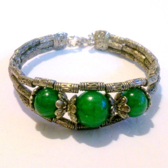 Boho Inpired Silver Tone Marbled Green Bead Bracelet * - Picture 1 of 4